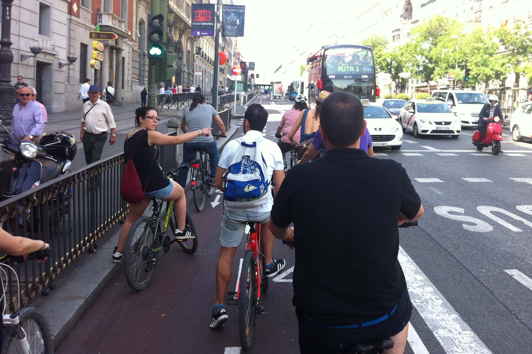 Ruta en bicicleta, subiendo por el carril bici de madrid, calle Alcala.