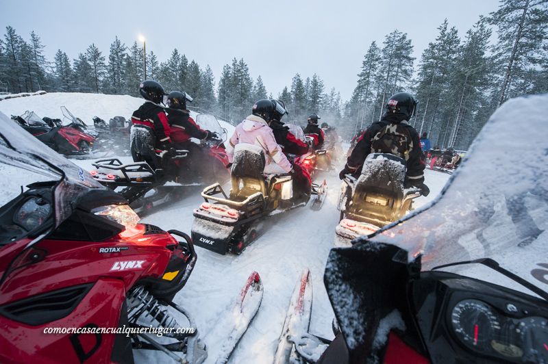 excursiones en Rovaniemi Finlandia moto de nieve
