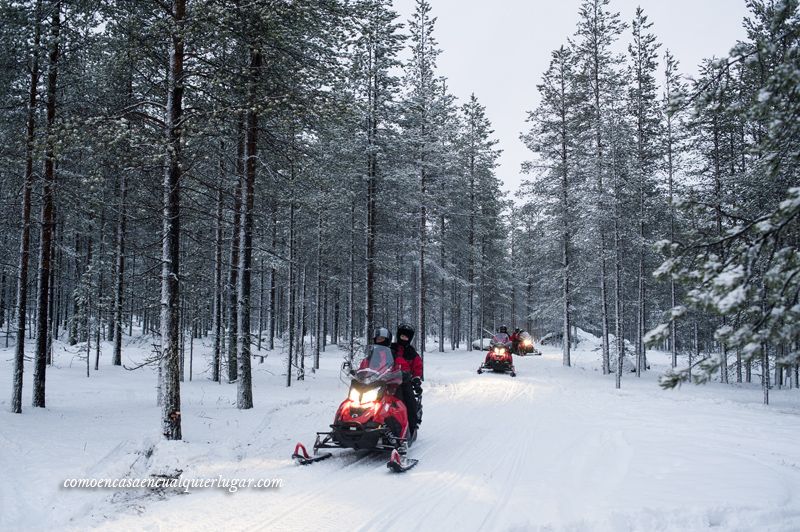 excursiones en Rovaniemi Finlandia moto de nieve
