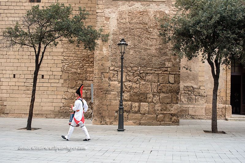 El relevo de la guardia de honor en Mallorca