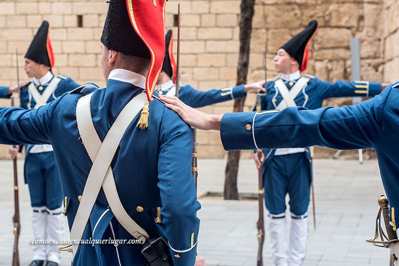 El relevo de la guardia de honor en Mallorca