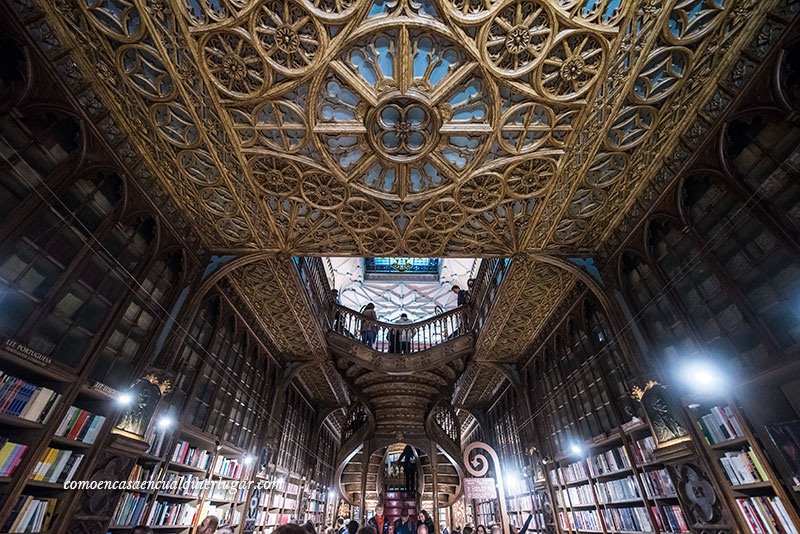 Visita obligada en Oporto librería Lello