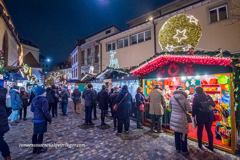 Una de las calles empedrada y con puestos navideños.