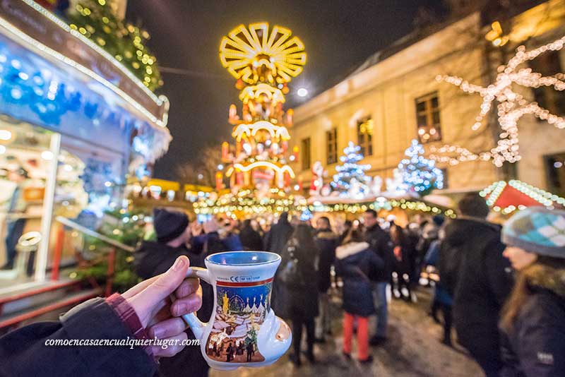 Mercadillo de navidad en Basilea, Imagen en una calle muy concurrida se muestra una taza en forma de bota con vino caliente.