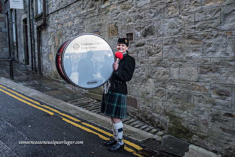 Qué ver en Lerwick fiesta vikinga Up Helly Aa pipe band