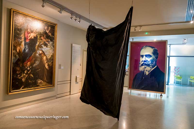 Imagen, una sala del museo con un retrato de Lázaro Galdiano, 