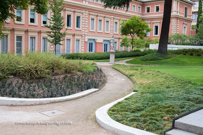 Imagen, nada más entrar te encuentras con unos jardines, así llegas a la recepción , Visita al Museo Lázaro Galdiano