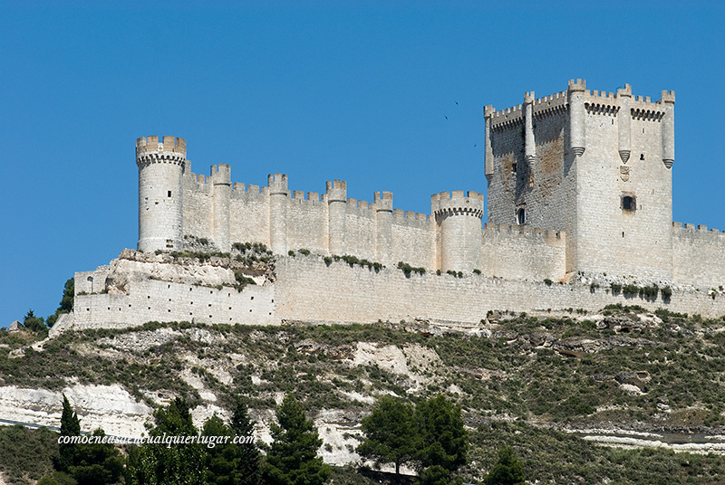 Imagen, vista del castillo sobre la montaña, en el que se ve lo bien conservado que esta.
