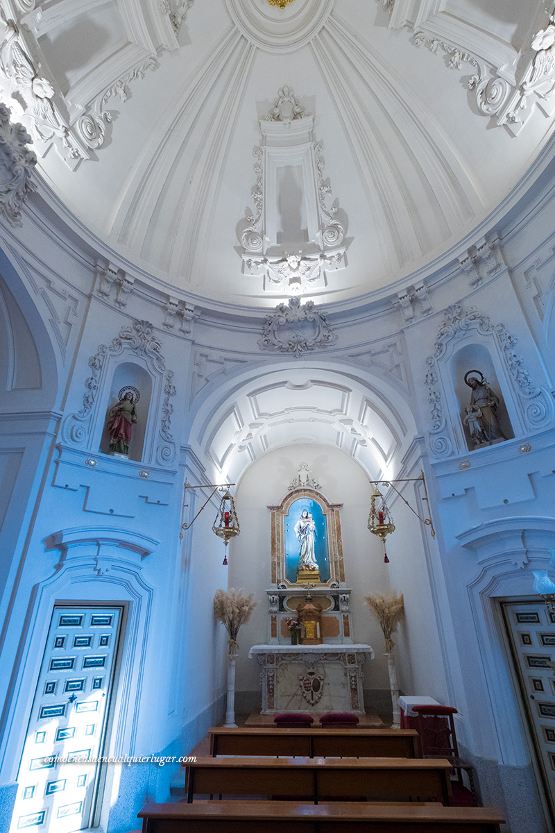 Imagen, una de las capillas de la iglesia, en el altar hay un imagen sobre una pequeña peana de una virgen.