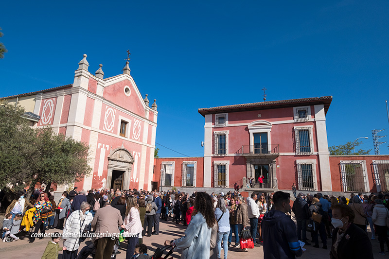 Imagen, de la fiestas en el santuario de la virgen de valverde. Se ven varios edificios del santuario y mucha gente en sus puertas.