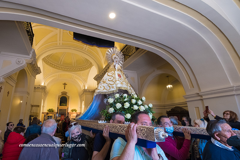 Imagen, personas llevando a hombros la imagen de Nuestra Señora de Valverde, saliendo de la iglesia. Santuario de Nuestra Señora de Valverde