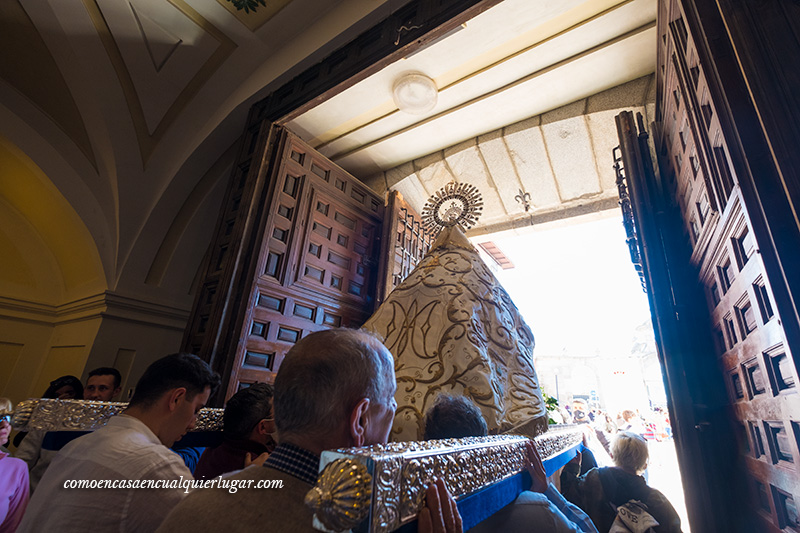 Imagen,  en esta foto tambien se ven personas llevando a hombros la imagen de Nuestra Señora de Valverde, saliendo de la iglesia por la puerta principal hacia la luz del exterior. 