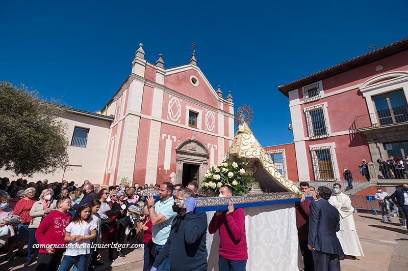 Imagen, personas llevando a hombros la imagen de Nuestra Señora de Valverde. ya en el exterior y de fondo la iglesia en un día soleado