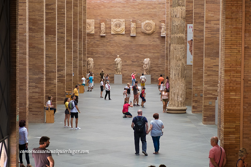 Foto panorámica de la sala principal del museo Nacional de arte Romano Mérida 