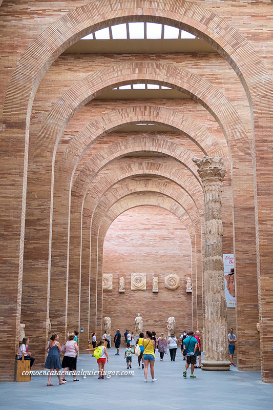 Foto de los arcos de la arquitectura del Museo Nacional de Arte Romano Mérida