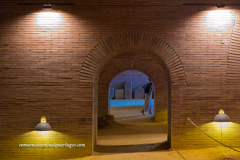 imagen Cripta subterránea, pasillos con arcos, de fondo una persona pasando.