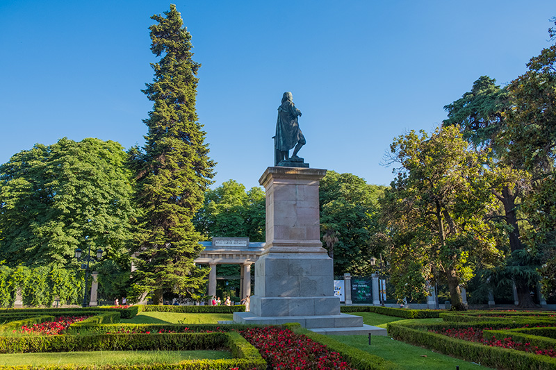 foto de la plaza murillo, con una estatua de este. Es la entrada principal